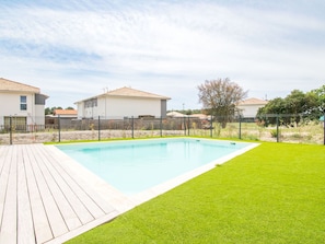 Plante, Nuage, Ciel, L'Eau, Bâtiment, Piscine, Arbre, Ombre, Maison, Rectangle