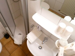 Vierbettzimmer mit Dusche und WC-Bad