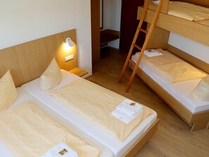 Vierbettzimmer mit Dusche und WC-Vierbettzimmer