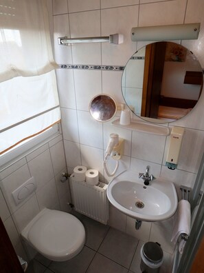 Einzelzimmer mit Dusche und WC-Einzelzimmer