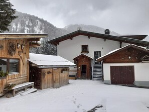 Nuage, Ciel, Neige, Bâtiment, Fenêtre, Plante, Montagne, Maison, Bois, Arbre