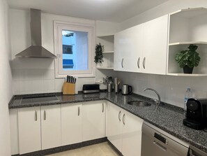 Countertop, Cabinetry, Spüle, Zapfhahn, Eigentum, Sinken, Pflanze, Küche, Herd, Küchengerät