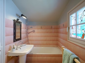 Mirror, Sink, Property, Tap, Plumbing Fixture, Bathroom Sink, Window, Bathtub, Bathroom, Interior Design