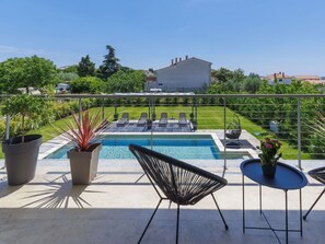 Wasser, Pflanze, Himmel, Eigentum, Möbel, Stuhl, Schwimmbad, Blumentopf, Gartenmöbel, Baum