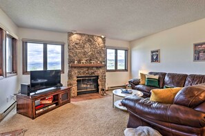 Living Room | Main Level | Cable TV | Board Games | Queen Murphy Bed