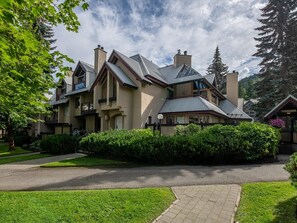 Snowberry Villas - Ski out to your door when snow allows, and a quick 30 second shuttle back to the trail. Lost lake bike trails are a 2 minute pedal away.