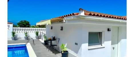 Pool & guesthouse view / Vista de la piscina y el alojamiento