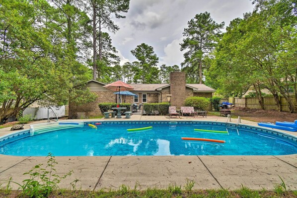 Fayetteville Vacation Rental | 3BR | 2BA | Stairs Required | 1,630 Sq Ft