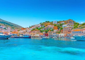 Hydra's greek island allure beckons, inviting you to explore