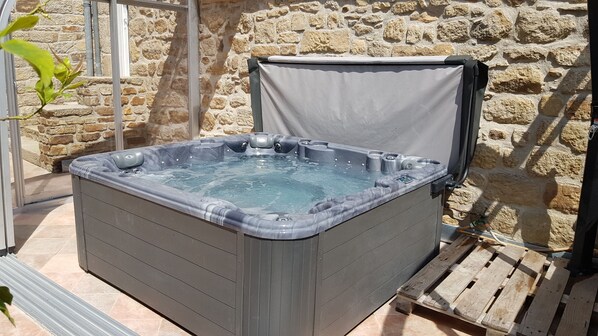 Outdoor spa tub