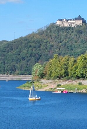 Der Edersee mit Blick auf Schloss Waldeck 