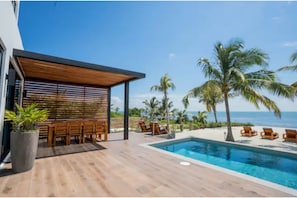 Outdoor dining by the pool & sea!