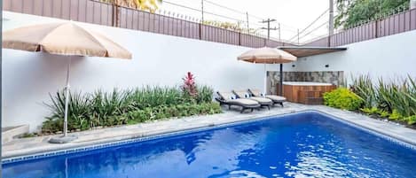 Relájate en los camastros de la alberca privada/ Relax in the loungers by the private pool