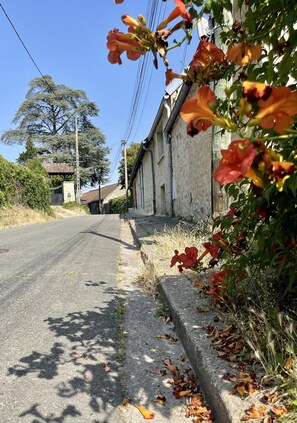 Le logement se trouve sur le chemin des peintres (voie cyclable du Paris-London)