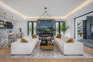 LUXJB🥇Luxury Mansions For First-Class Travelers!