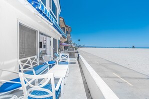 The pedestrian boardwalk makes for great people-watching and is the best way to get from one end of town to the other.
                