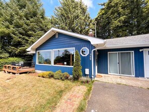 The house backs up to Siuslaw National Forest.