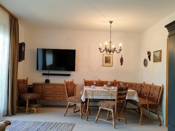 Ferienwohnung mit 2 Schlafzimmern und Terrasse-Essecke / Wohnzimmer