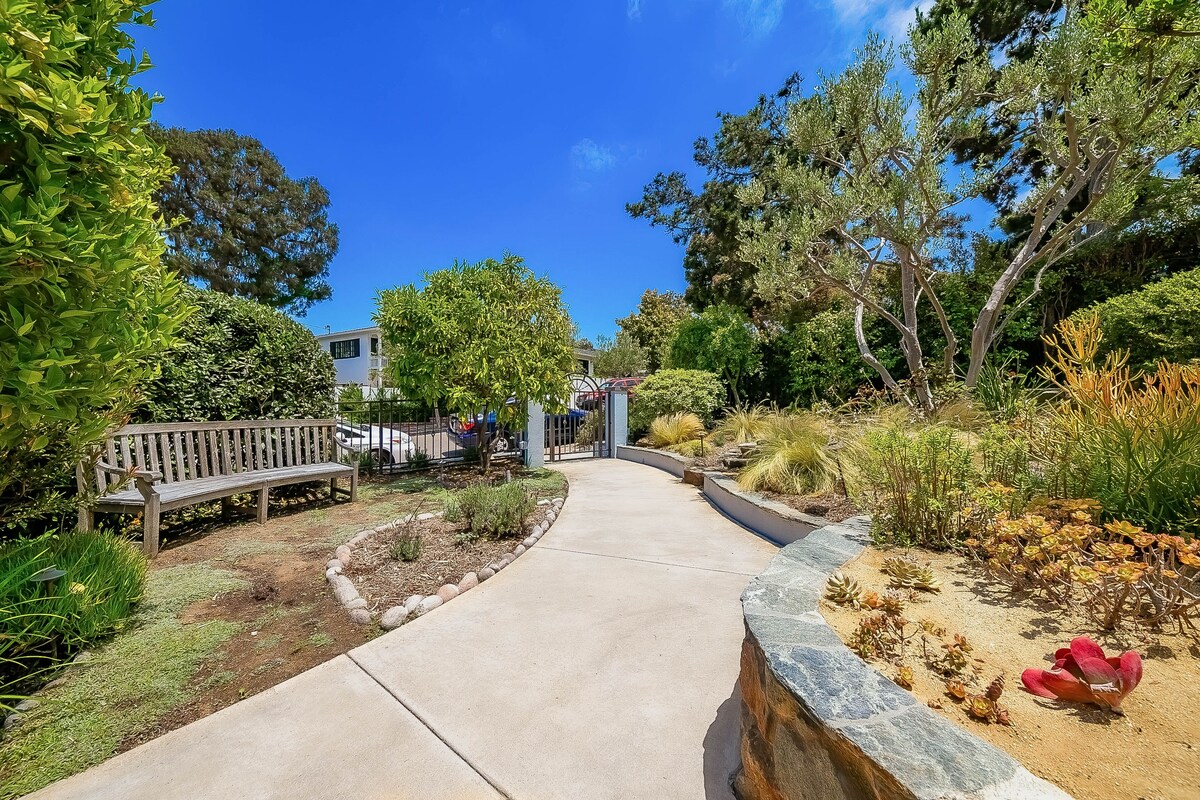 Charming beach cottage with cozy backyard oasis & hot tub – short walk to beach