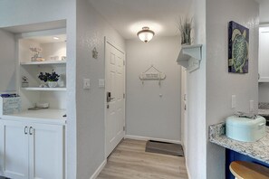 Indoor - Bright and airy foyer