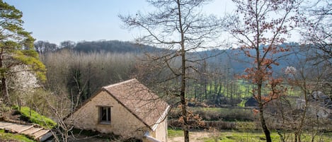 La maison adossée au côteau dispose d'une vue sur la vallée de la Manse