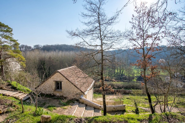 La maison adossée au côteau dispose d'une vue sur la vallée de la Manse