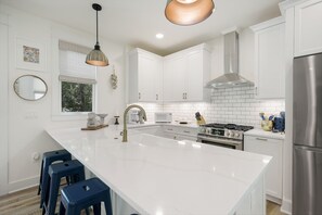 INCREDIBLE MODERN KITCHEN W/BAR SEATING FOR FOUR