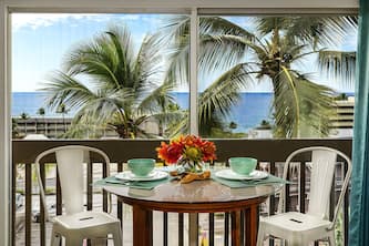 Kona Mansions#301 Top Floor, Corner Unit w/Ocean views & AC