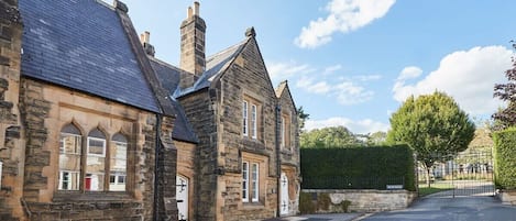 The Old School House, Pickering - Host & Stay