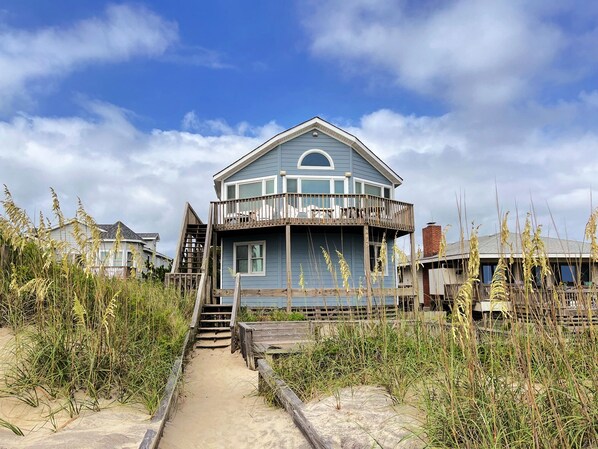 SNH249: SeaAira | Rear Exterior and Path to Beach