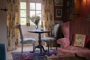 Beau Repaire, Yorkshire: Relax after a day of exploring Castle Howard
