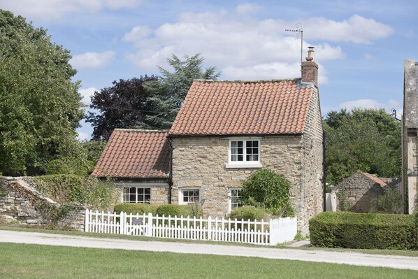 Welcome to Beau Repaire, situated in the Castle Howard Estate village of Coneysthorpe