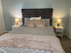 King sized bed. Additional single bed available on request