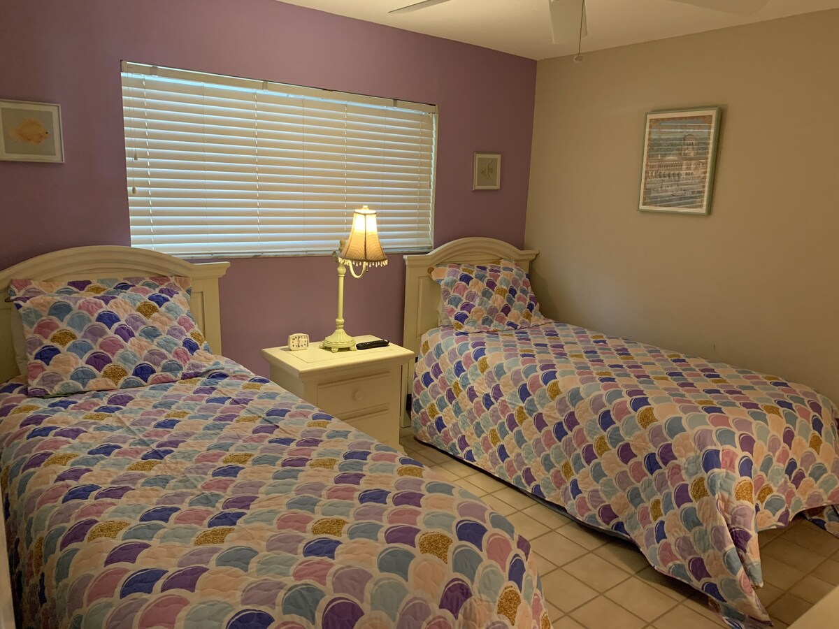 Gulfview 4 Bedroom Luxury Condo 75 Steps to Beach Minutes to Siesta Key Village