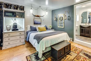 Studio | Queen Bed | Free WiFi