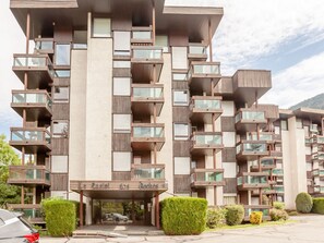 Plant, Building, Property, Sky, Tower Block, Vegetation, Architecture, Urban Design, Land Lot, Condominium