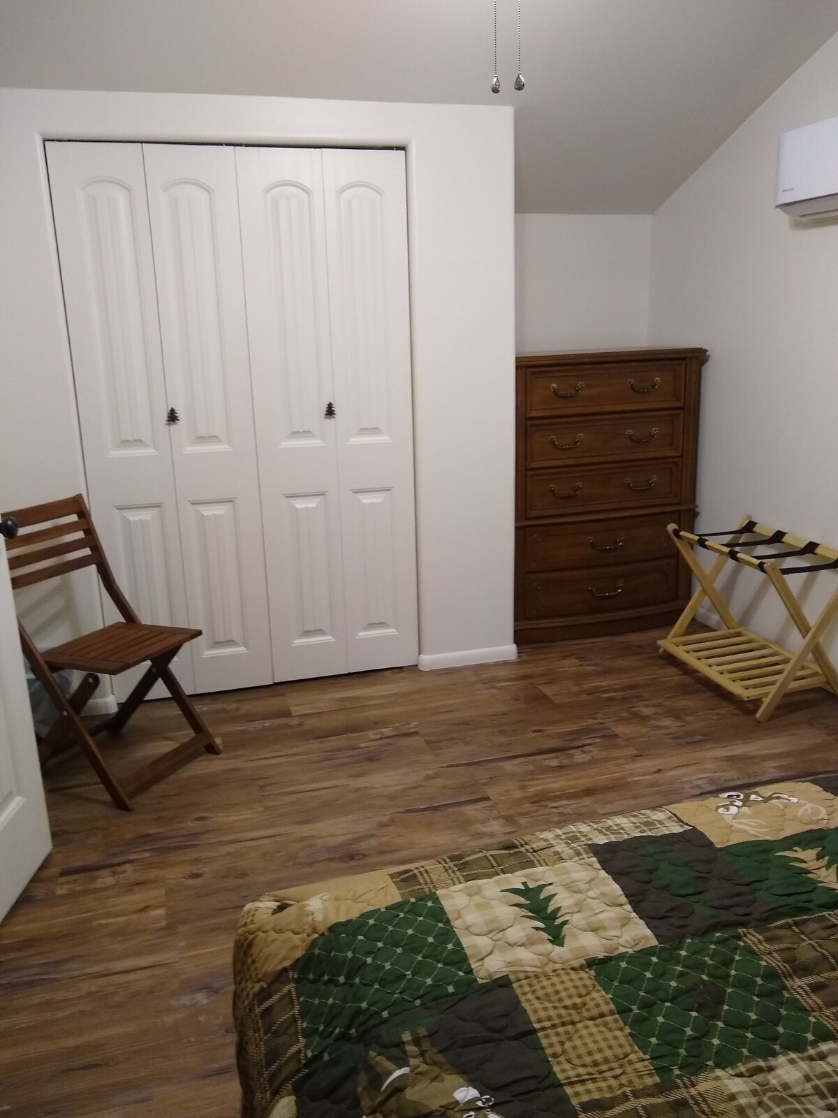 Newly remodeled cabin in the pines w/ firepit, redwood fenced yard, close hiking