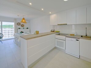 Cabinetry, Countertop, Interior Design, Küche, Holz, Flooring, Fussboden, Sinken, Gebäude, Hartholz