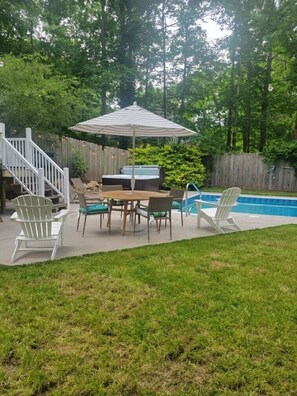 New outdoor furniture and new deck (2023).