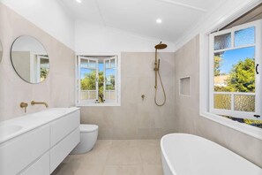 Urban 4, Contemporary bathroom with bathtub