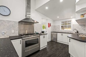Urban 4, Sleek kitchen