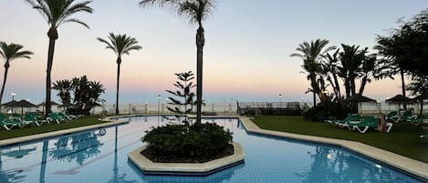 Piscina comunitaria con acceso a la playa 