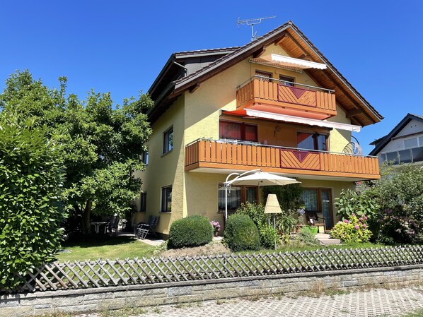 Südansicht vom Haus mit großem teilw. sichtgeschütztem Garten