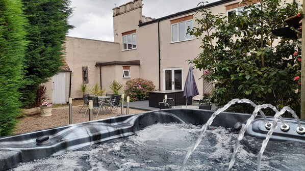Premium Hot Tub In Private Courtyard