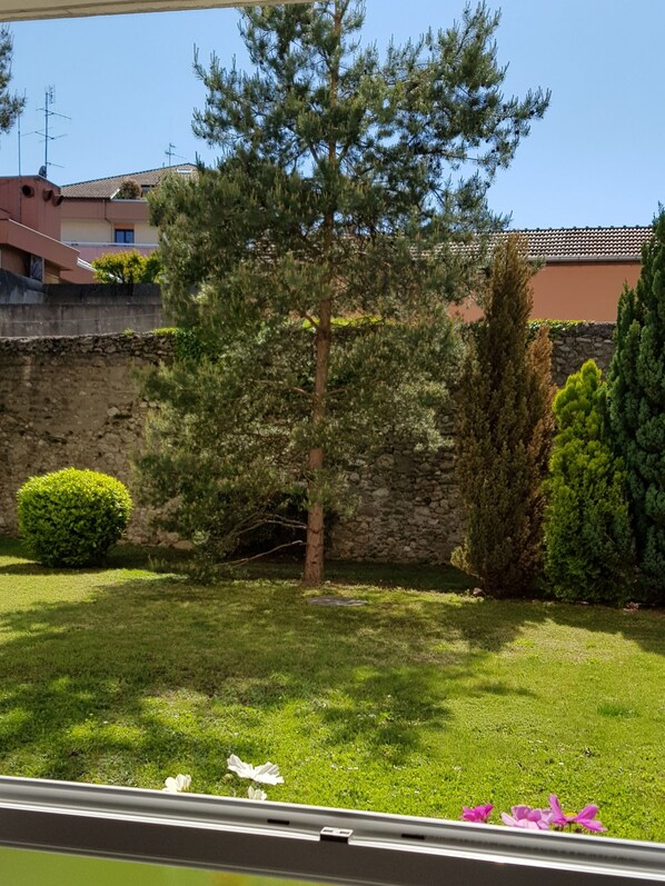 Vue sur le jardin de la résidence