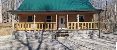 Sugar Bear Cabin with plenty of parking for your fishing boats!