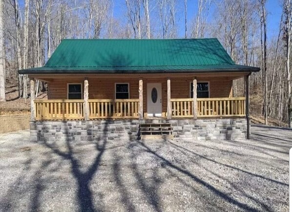 Sugar Bear Cabin with plenty of parking for your fishing boats!