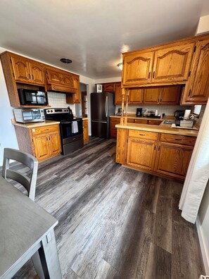 Kitchen (oven, fridge/freezer, microwave, toaster oven, coffee maker, & more)
