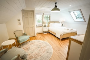 2ND FLOOR: Bedroom with queen sized bed (sleeps 2 people)