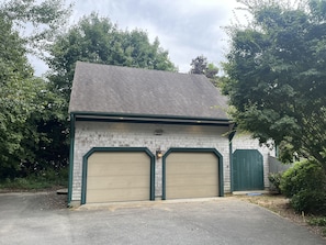 EXTERIOR: Front of the guest cottage with driveway that can park up to 3 cars